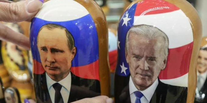 Auf traditionellen russischen Holzpuppen (Matrjoschkas) sind Russlands Präsident Wladimir Putin (l) und US-Präsident Joe Biden zu sehen. Foto: Pavel Golovkin/AP/dpa Auf traditionellen russischen Holzpuppen (Matrjoschkas) sind Russlands Präsident Wladimir Putin (l) und US-Präsident Joe Biden zu sehen. Foto: Pavel Golovkin/AP/dpa