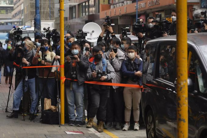 Journalisten warten vor dem Gebäude des Hongkonger Online-Magazins Stand News. Hongkong