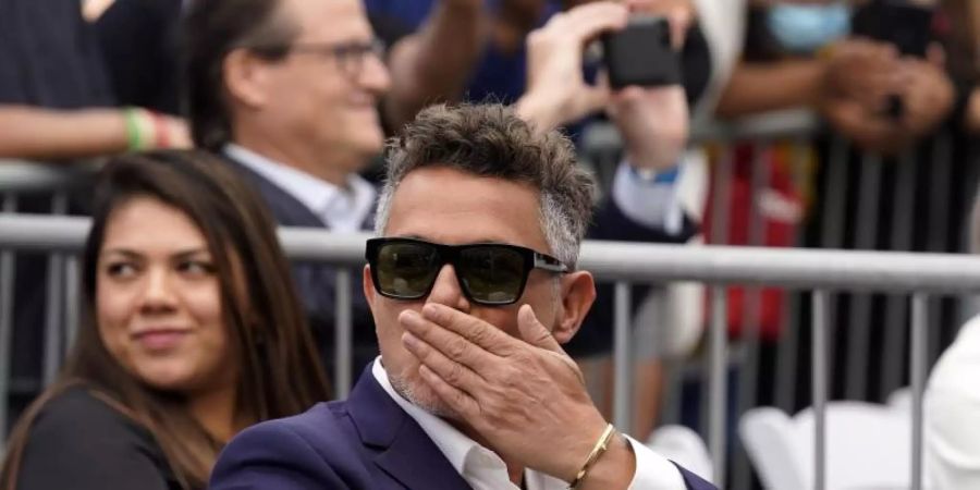 Der spanische Musiker Alejandro Sanz auf dem Walk of Fame in Los Angeles. Der 52-Jährige enthüllte am Freitag eine Sternenplakette mit seinem Namen im Herzen von Hollywood. Foto: Chris Pizzello/Invision/dpa
