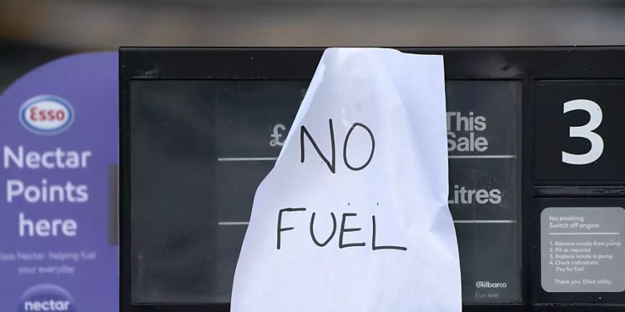 Ein Schild an einer Tankstelle zeigt an, dass der Treibstoff ausgegangen ist. Panikkäufe wegen befürchteter Engpässe bei Benzin und Diesel haben Tankstellen in Grossbritannien stark unter Druck gesetzt. Foto: Jon Super/AP/dpa