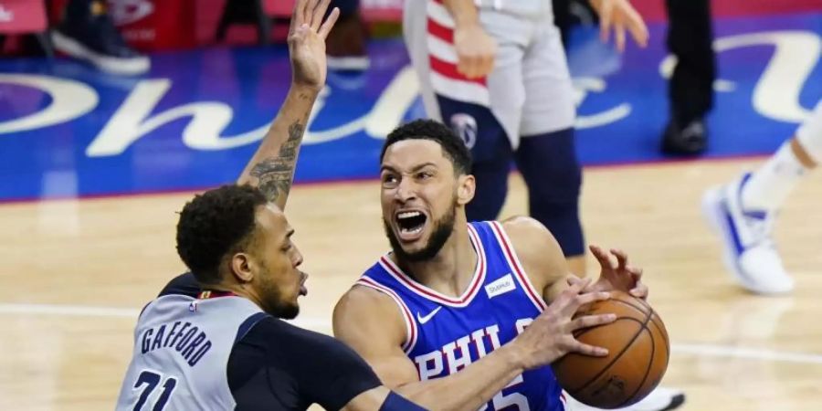Ben Simmons (r) steht in der NBA bei den Philadelphia 76ers unter Vertrag. Foto: Matt Slocum/AP/dpa