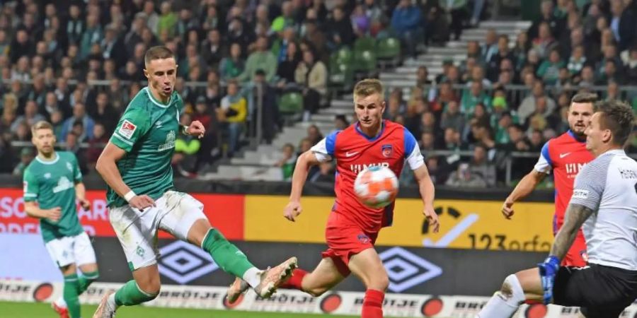 Marco Friedl (l) sorgte beim souveränen Bremer Heimsieg gegen Heidenheim für die Werder-Führung. Foto: Carmen Jaspersen/dpa