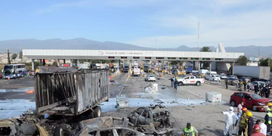 Die Auffahr-Kollision eines Lastwagens auf diverse stehende Fahrzeuge hat in Mexiko 19 Menschen das Leben gekostet. Der mit entflammbaren Flüssigkeiten beladene Lastwagen und zahlreiche Autos gingen in Flammen auf.