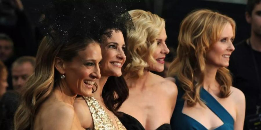 Die Schauspielerinnen Sarah Jessica Parker (l-r), Kristin Davis, Kim Cattrall und Cynthia Nixon bei der Premiere des Films "Sex and the City 2". Foto: Daniel Deme/epa/dpa/Archiv