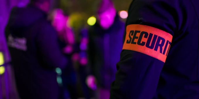 Mit Glas im Gesicht - Mann (43) bei Streit im Club schwer verletzt