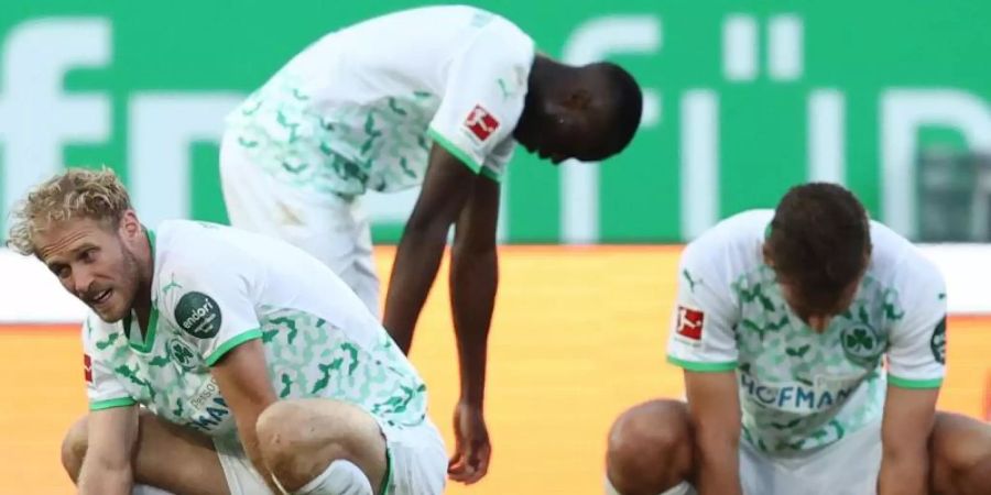 Auch gegen Mitaufsteiger VfL Bochum gelang es nicht zu punkten: Die Fürther Spieler verweilen nach dem Abpfiff auf dem Rasen. Foto: Daniel Karmann/dpa