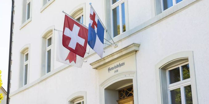 Gemeindehaus in Ettingen. Ettingen entstand im 5. oder 6. Jahrhundert entlang einem Bach, dem Dorfbach. Gemeindehaus in Ettingen. Ettingen entstand im 5. oder 6. Jahrhundert entlang einem Bach, dem Dorfbach.