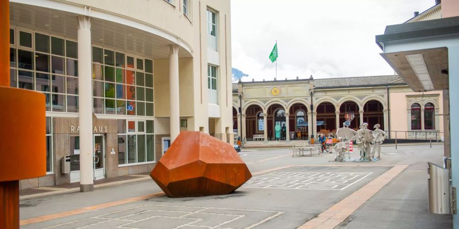 Der Rathausplatz in Bad Ragaz im Kanton St. Gallen mit Blick auf das historische Dorfbad.