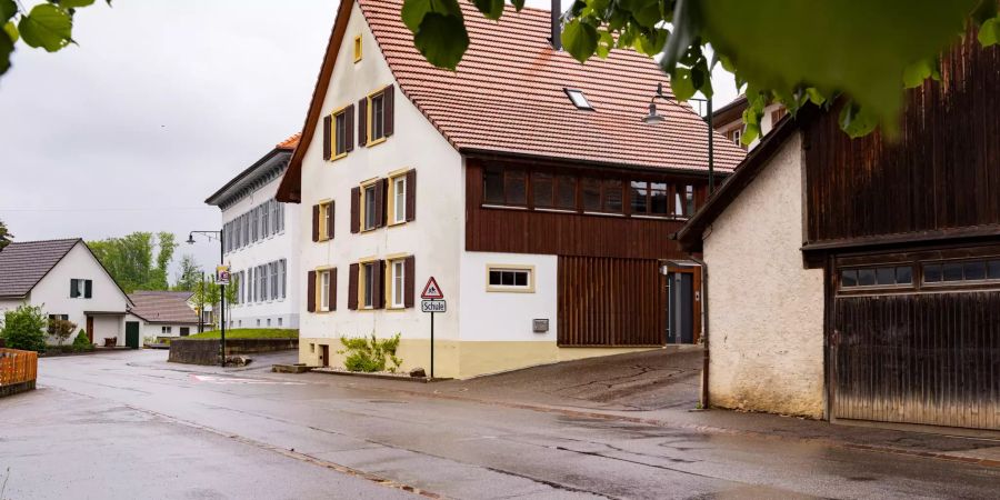 Die Hauptstrasse der Gemeinde Wenslingen.