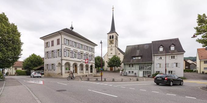 Dorfkern der Gemeinde Röschenz mit dem Gemeindehaus und der Kirche St. Anna. Dorfkern der Gemeinde Röschenz mit dem Gemeindehaus und der Kirche St. Anna.