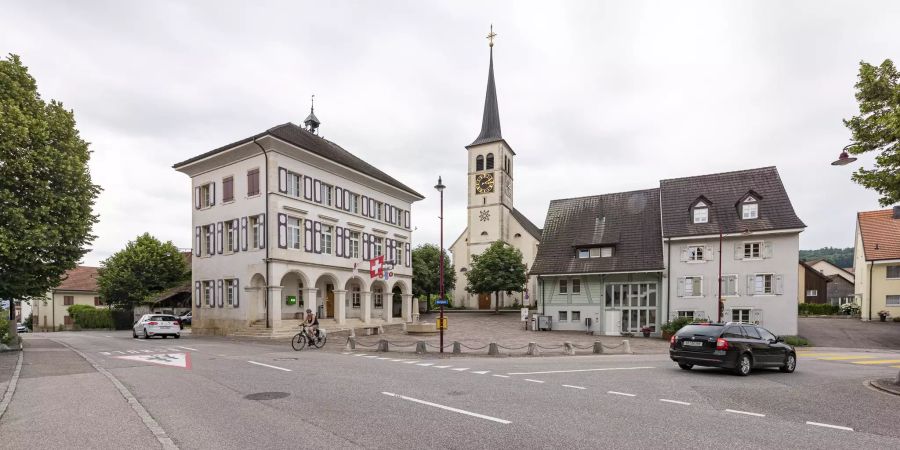 Dorfkern der Gemeinde Röschenz mit dem Gemeindehaus und der Kirche St. Anna.