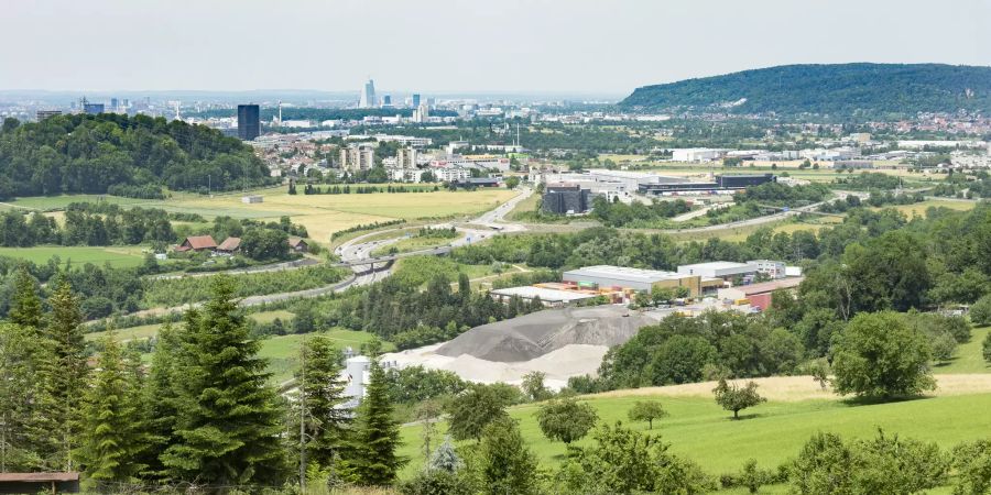 Ausblick nach Füllinsdorf und Pratteln (BL) mit Industriegebiet.