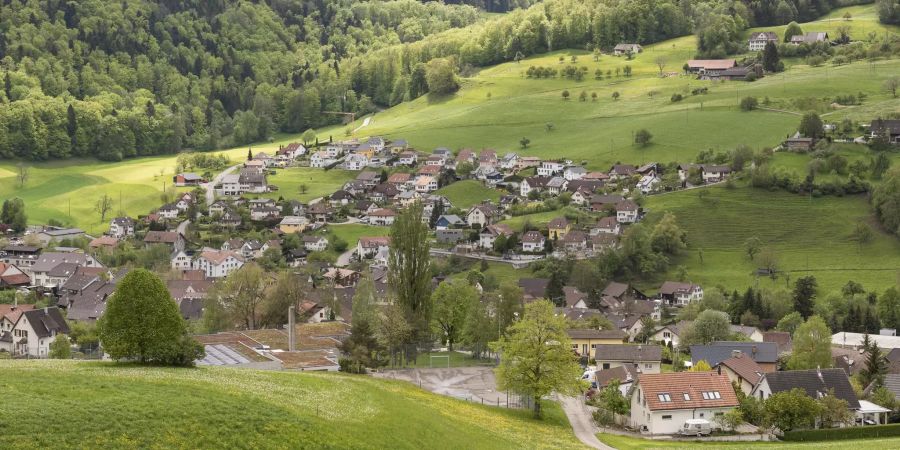 Blick von Läufelfingen in Richtung Südwesten mit dem Hof Walten am Bildrand oben rechts.