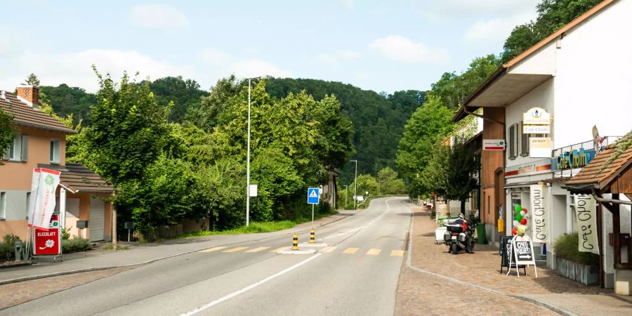 Hauptstrasse in der Gemeinde Ueken.