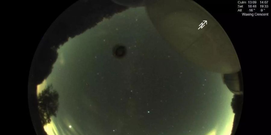 Die Aufnahme einer automatischen Meteorkamera der Sternwarte Welzheim zeigt einen Feuerball über Süddeutschland. Foto: Sternwarte Welzheim/dpa