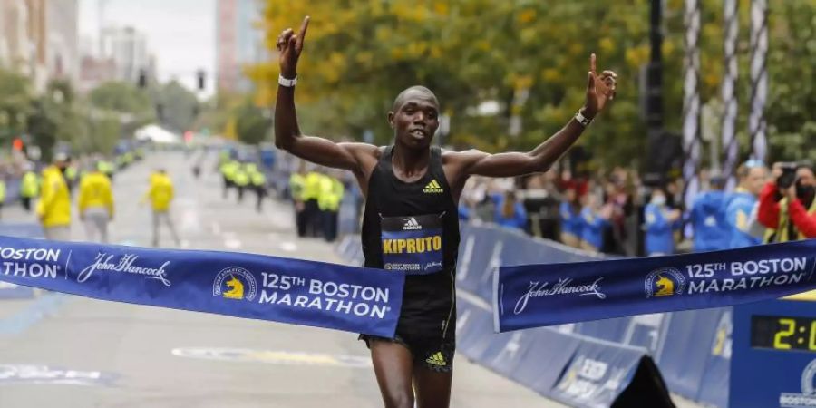 Benson Kipruto aus Kenia durchbricht das Zielband und siegt bei der 125. Auflage des Boston Marathons. Foto: Winslow Townson/AP/dpa