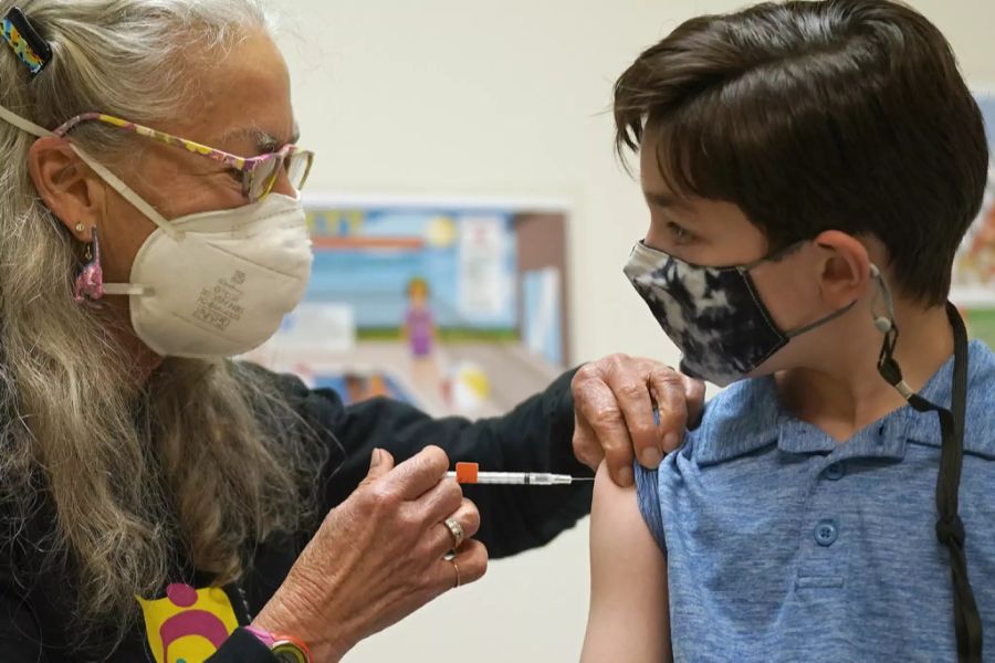 Dr. Kathy Merritt impft den 8jährigen Daniel McCullock mit dem Kinder-Impfstoff von Pfizer, in einer Kinderklinik im US-Bundesstaat North Carolina.