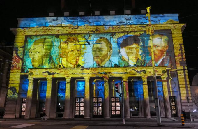 Projektionen von Van Gogh an der Fassade. Lichtprojektion