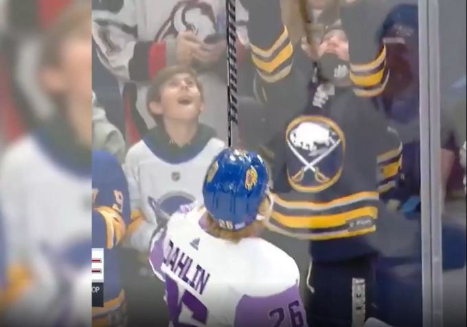 Schönes Souvenir aus der NHL: Rasmus Dahlin wirft dem Fan seinen Stock über das Plexiglas. NHL