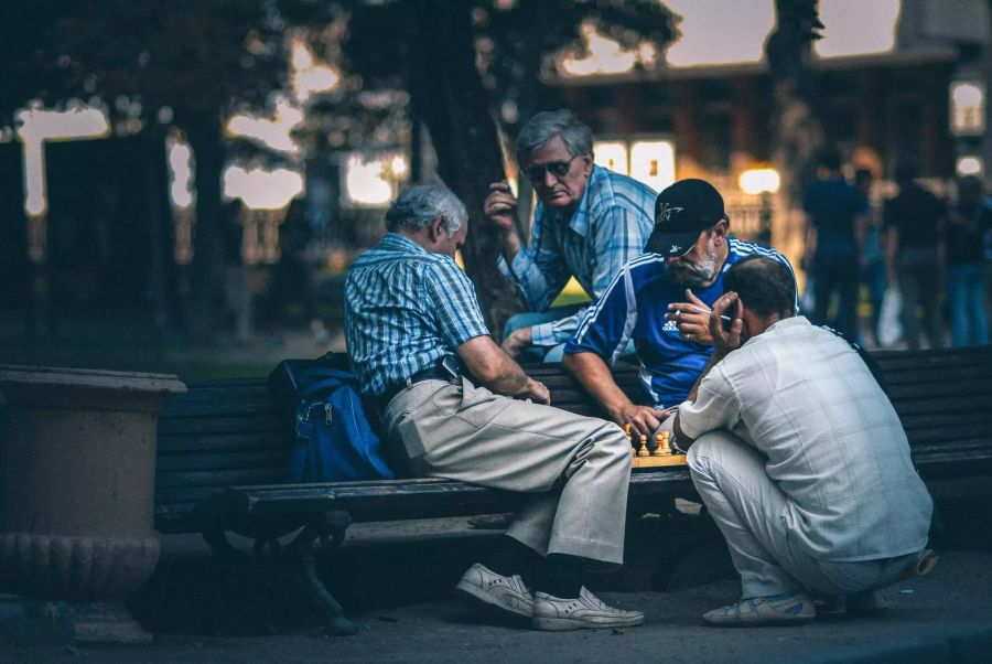 Männer spielen Schach draussen