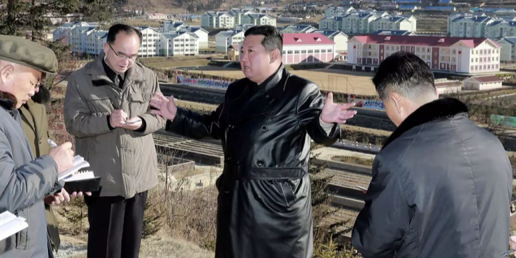 10 Dinge Die In Nordkorea Verboten Sind Wegen Kim Jong-un verboten: Ledermäntel in Nordkorea sind selten