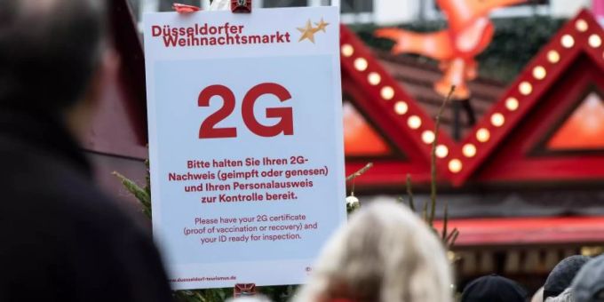Ein 2G-Hinweisschild am Zugang des Düsseldorfer Weihnachtsmarkts. In der nordrhein-westfälischen Hauptstadt ist nach Angaben der Stadt ein erster Fall der neuen Omikron-Variante des Coronavirus bestätigt worden. Foto: Federico Gambarini/dpa Ein 2G-Hinweisschild am Zugang des Düsseldorfer Weihnachtsmarkts. In der nordrhein-westfälischen Hauptstadt ist nach Angaben der Stadt ein erster Fall der neuen Omikron-Variante des Coronavirus bestätigt worden. Foto: Federico Gambarini/dpa