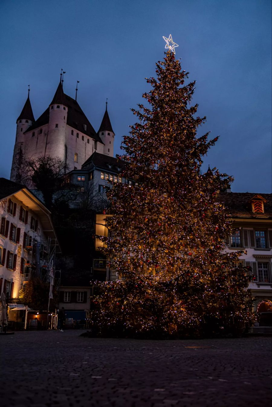 Der Weihnachtsbaum auf dem Rathausplatz in Thun wurde mit 28'000 Lämpchen beschmückt.