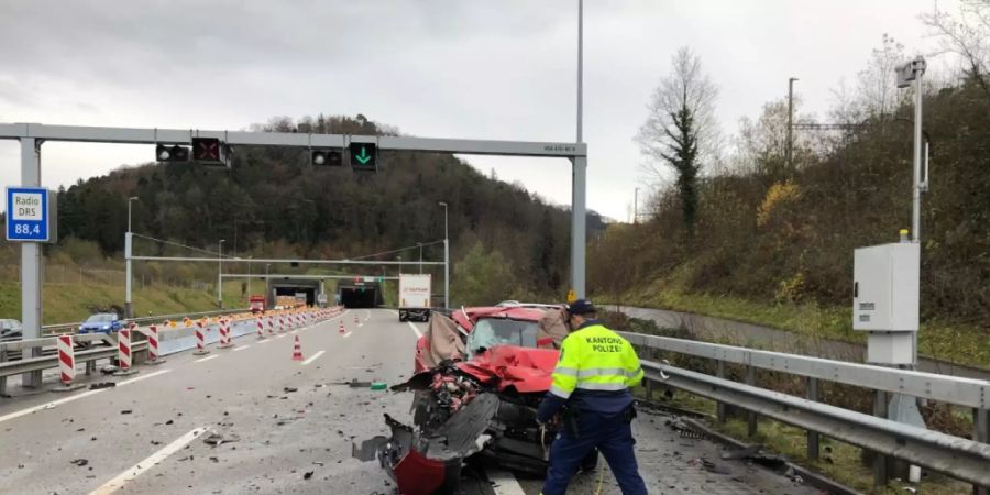 Beim Unfall auf der Autobahn A3 in Effingen AG starben im November 2019 drei Menschen. Der 47-jährige Unfallfahrer muss 6,5 Jahre ins Gefängnis. (Archivbild)