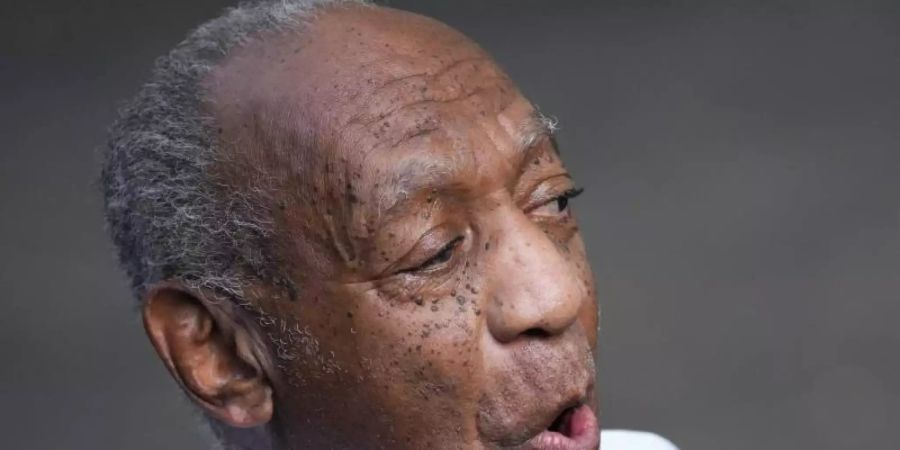 Bill Cosby vor seinem Haus in Elkins Park. Rund ein halbes Jahr nach der überraschenden Freilassung des 84-jährigen US-Schauspielers will die zuständige Staatsanwaltschaft die Entscheidung anfechten. Foto: Matt Slocum/AP/dpa