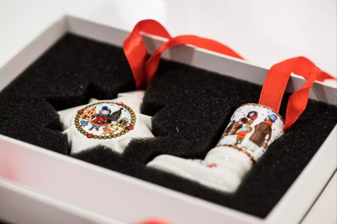So manche Weihnachtsdekoration wirkt, als stamme sie aus dem Familienerbe einer vergangenen Zeit, ist aber nach wie vor genau so im Handel zu finden. Aus guten Gründen. Weihnachtsdeko wie Schmuck verpackt