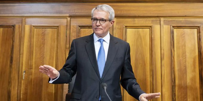 Der neugewählte Ständeratspräsident Thomas Hefti, FDP-GL, freut sich nach seiner Wahl, am ersten Tag der Wintersession der Eidgenössischen Räte, am Montag, 29. November 2021 im Ständerat in Bern.