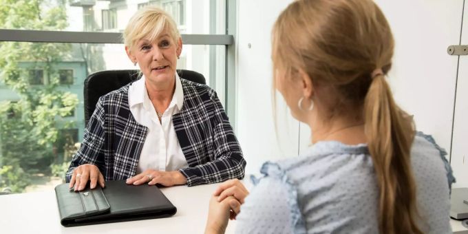 Austausch auf Augenhöhe: Wer gut vorbereitet ins Jahresgespräch mit der Führungskraft geht, kann den Termin mehr als Chance denn als Pflichtprogramm verstehen. Zwei Frauen Gespräch Büro
