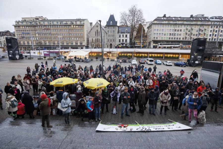 Menschen protestieren am Abstimmungssonntag vom 28. November 2021, in Lausanne gegen das Covid-19-Gesetz.