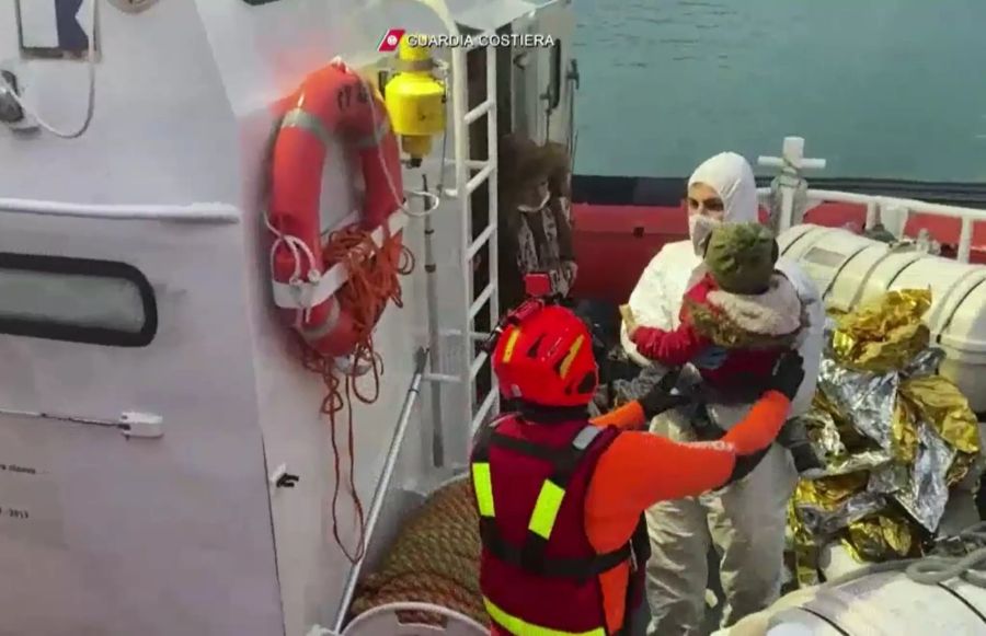 Daneben befanden sich auch weitere Kinder auf dem Flüchtlingsboot.