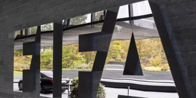 Das Logo der FIFA am Hauptsitz des Weltfussballverbandes in Zürich. Foto: Ennio Leanza/KEYSTONE/dpa Das Logo der FIFA am Hauptsitz des Weltfussballverbandes in Zürich. Foto: Ennio Leanza/KEYSTONE/dpa
