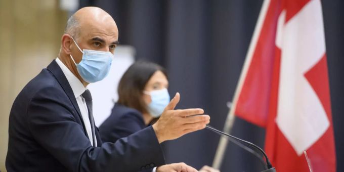 Anlässlich der Coronavirus-Variante Omikron macht Alain Berset an einer WHO-Sondersitzung klare Ansagen. (Symbolbild) Alain Berset