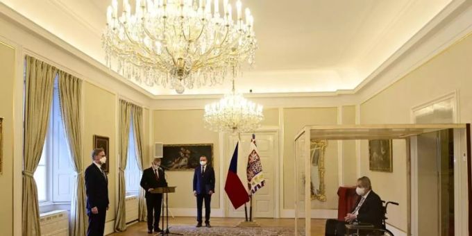 Der tschechische Präsident Milos Zeman (r) sitzt während der Vereidigung von Petr Fiala (l) in einem Rollstuhl hinter einer durchsichtigen Wand. Foto: Roman Vondrous/CTK/AP/dpa Der tschechische Präsident Milos Zeman (r) sitzt während der Vereidigung von Petr Fiala (l) in einem Rollstuhl hinter einer durchsichtigen Wand. Foto: Roman Vondrous/CTK/AP/dpa