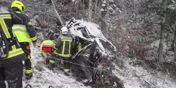 Am Samstag, 27. November 2021, verunfallte ein Personenwagen in Muotathal. Verkehrsunfall Muotathal