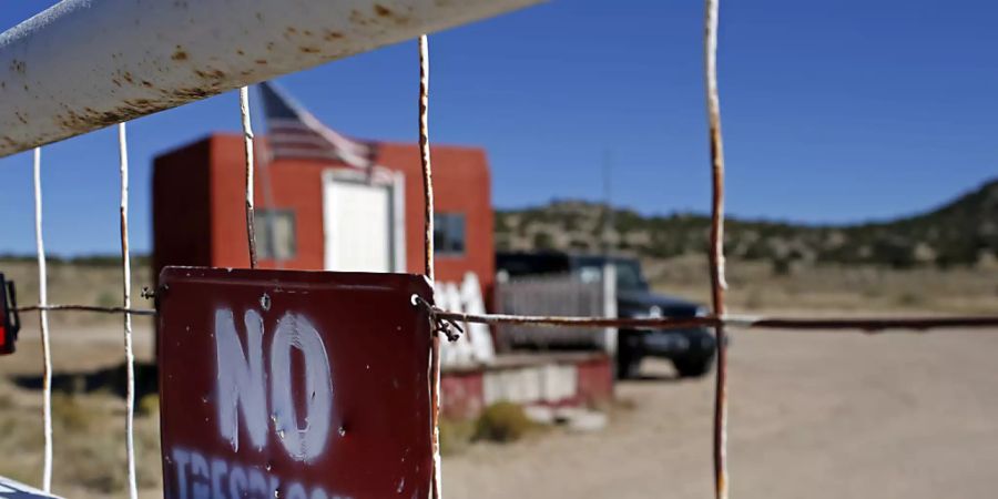 Ein «Betreten verboten»-Schild hängt am Zaun am Eingang zum Filmset Bonanza Creek Ranch. Die Waffe, die der Schauspieler Alec Baldwin am Set des Westerns «Rust» benutzt hat, enthielt nach Angaben der Polizei scharfe Munition. Foto: Andres Leighton/FR171260 AP/dpa