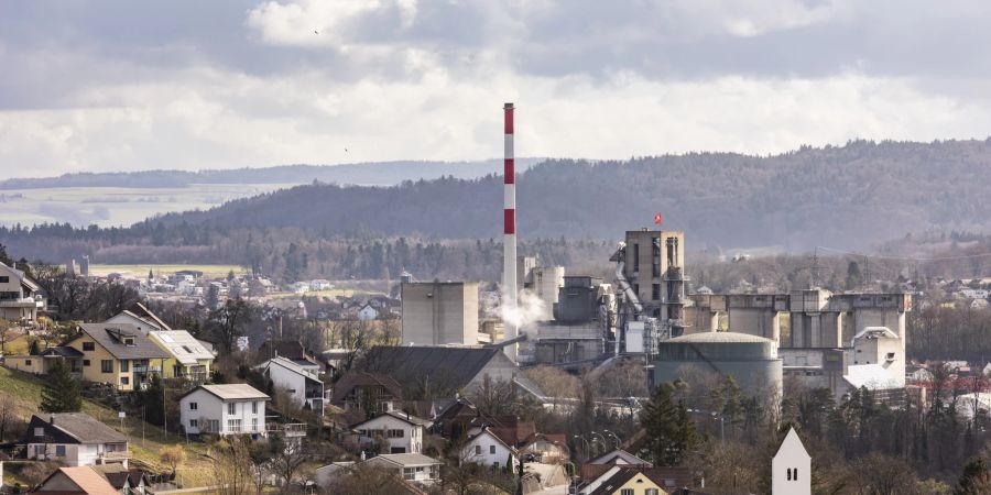 Blick von Auenstein in Richtung Wildegg mit der Jura Zement AG.