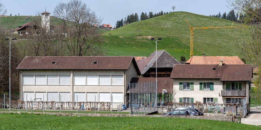 Links das Schulhaus und rechts die Gemeindeverwaltung Landiswil am Dorf 59B.