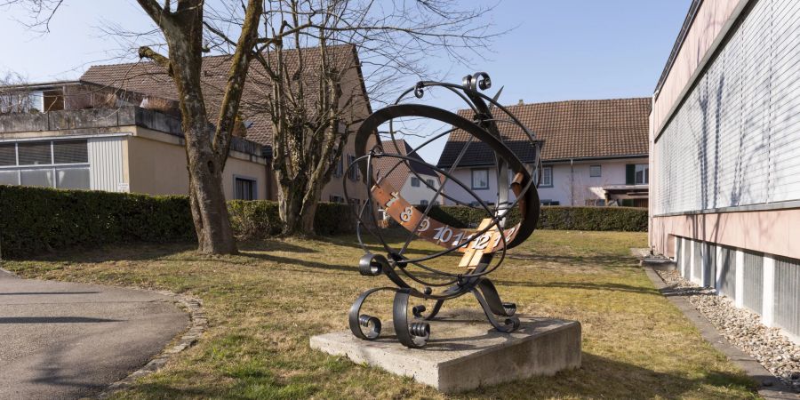 Die Sonnenuhr vor dem Gemeindehaus in Veltheim.