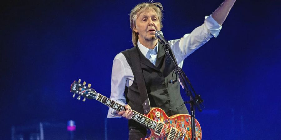 ARCHIV - Paul McCartney, hier beim Glastonbury Festival im Juni. Foto: Joel C Ryan/Invision via AP/dpa