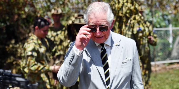 King Charles lässt sich sogar die Zeitung bügeln... King Charles