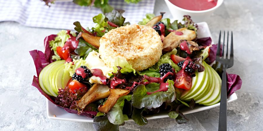 Camembert Brombeeren Granny Smith Salat