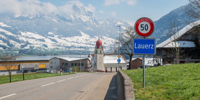 Die Seestrasse Richtung Lauerz im Kanton Schwyz. Die Seestrasse Richtung Lauerz im Kanton Schwyz.