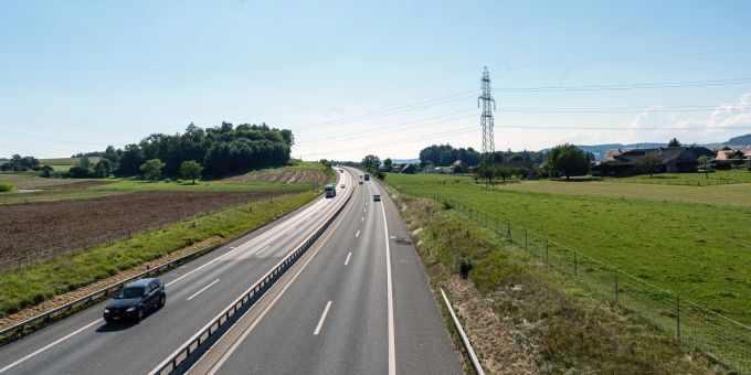 Blick auf die Autobahn A12 bei Düdingen in Fahrtrichtung Freiburg. Blick auf die Autobahn A12 bei Düdingen in Fahrtrichtung Freiburg.