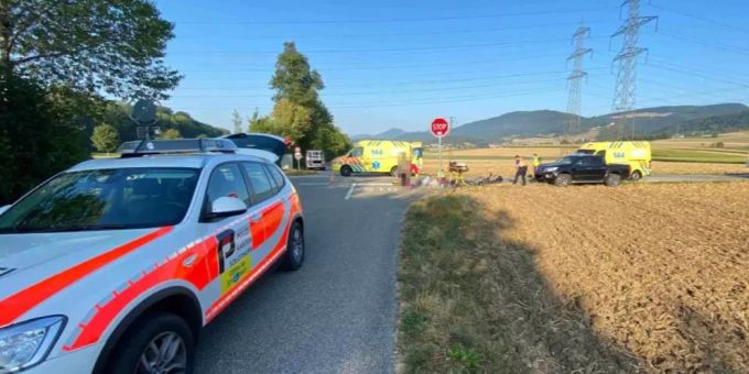 Zwei Jugendliche nach Unfall mit Fahrzeug verletzt.