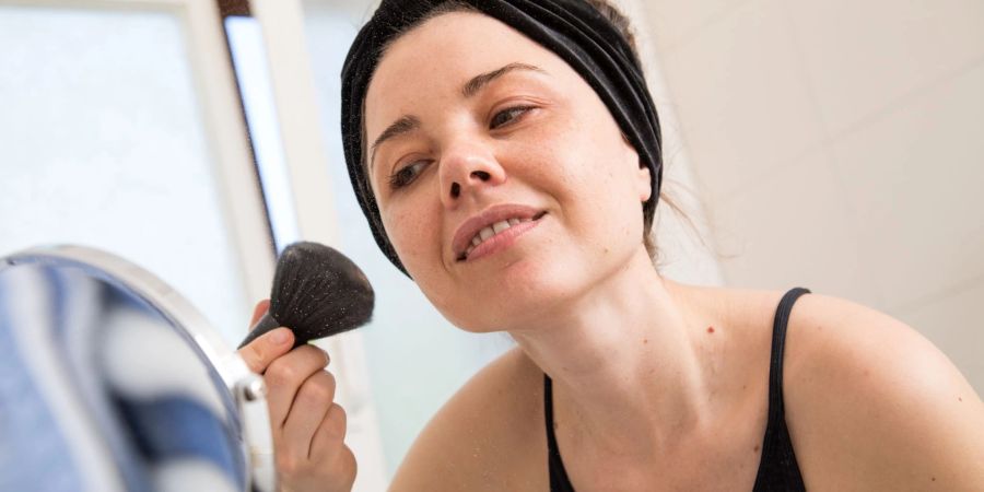 Wer bei schweisstreibenden Temperaturen nicht aufs Make-up verzichten mag, sollte auf wasserfeste Wimperntusche und mattierendes Puder setzen. So lässt sich verhindern, dass die Schminke schnell verläuft.