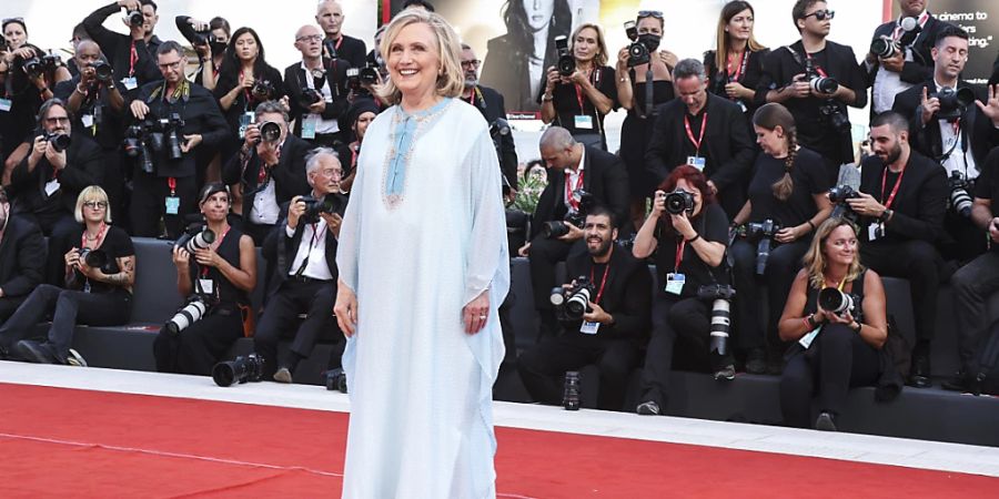 dpatopbilder - Hillary Clinton kommt zur Eröffnung der Filmfestspiele Venedig. Foto: Joel C Ryan/Invision/AP/dpa